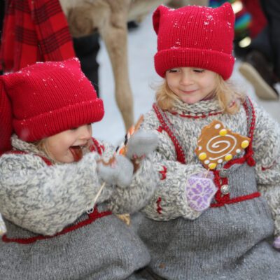 Jenter og pepperkake Julemarked. Foto: Liv Grådal