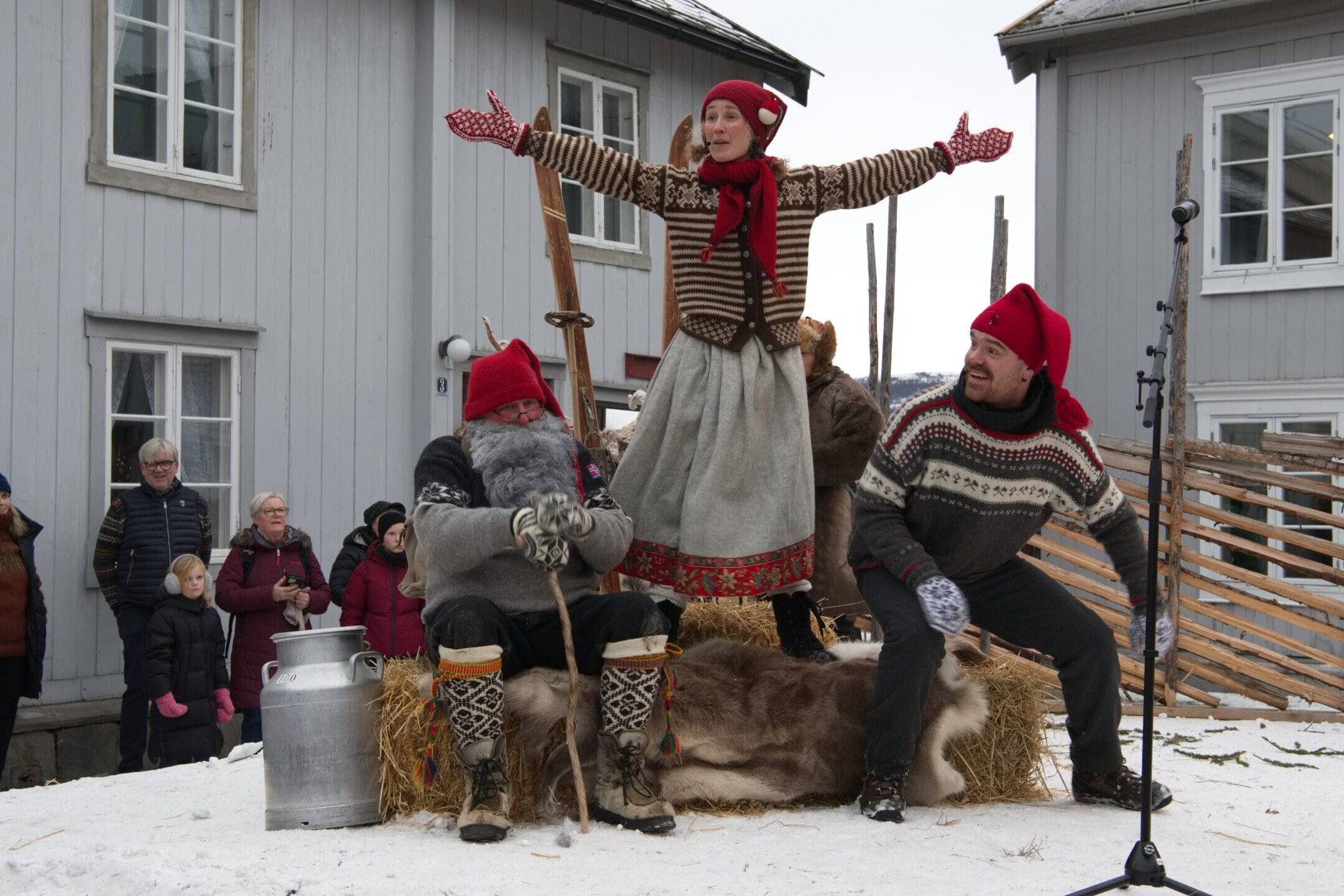 Nisseteater i gata. Foto: Svein Eggan