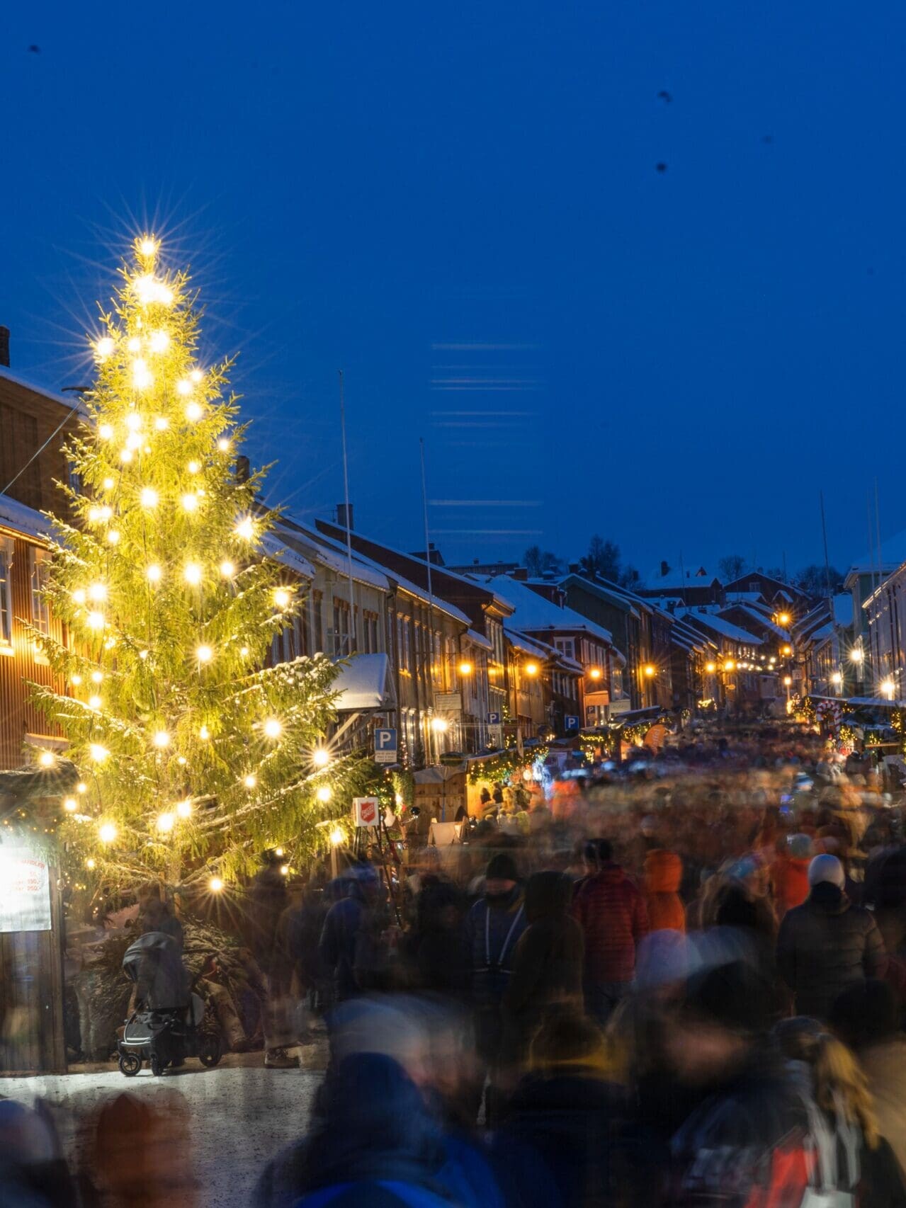 Blåtimen i julemarkedsgata. Foto: Øyeblikket foto.