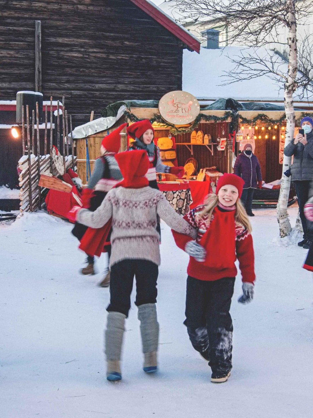 Dansende nisser på Julemarked Røros. Foto: Svein Eggan