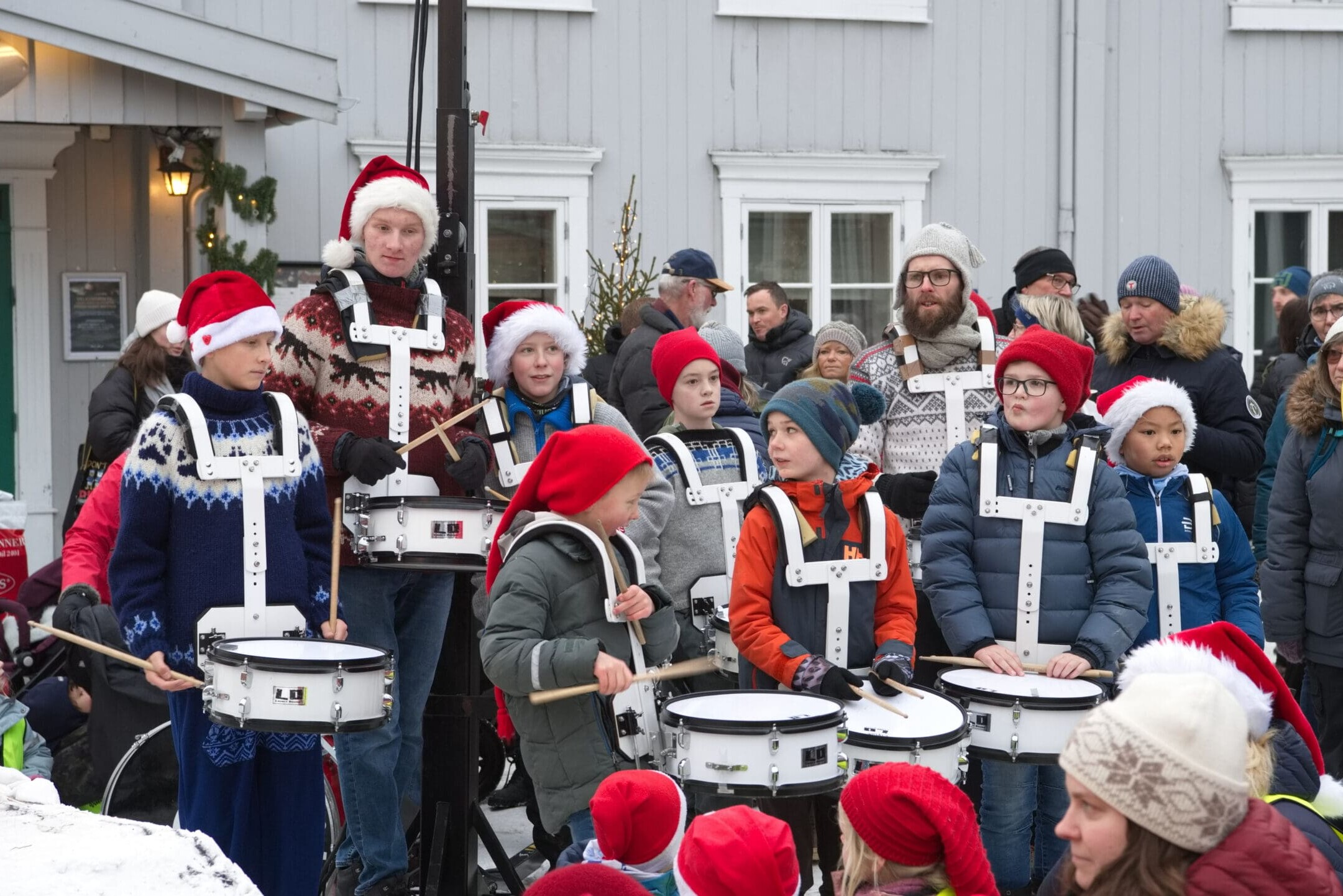 Tromme-elever fra Røros Kulturskole marsjerer gjennom gatene i nissetoget. Foto Svein Eggan.